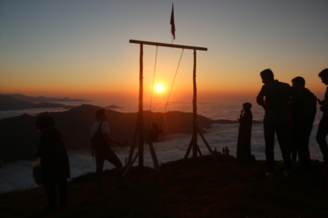 Kaçkar Dağları sis bulutlarına karıştı